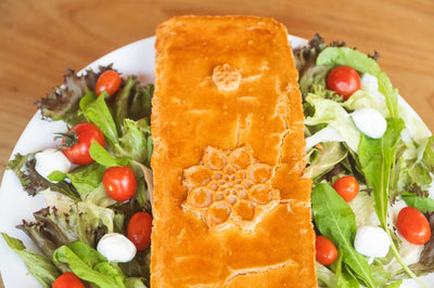 Torta Retangular de Fumeiro com Banana - da - Terra - 1,3kg - Move Gourmet