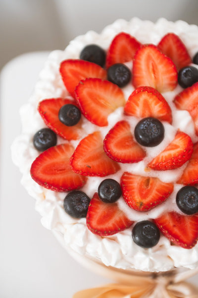 Torta de Baunilha com Frutas Vermelhas Natalina - Move Gourmet